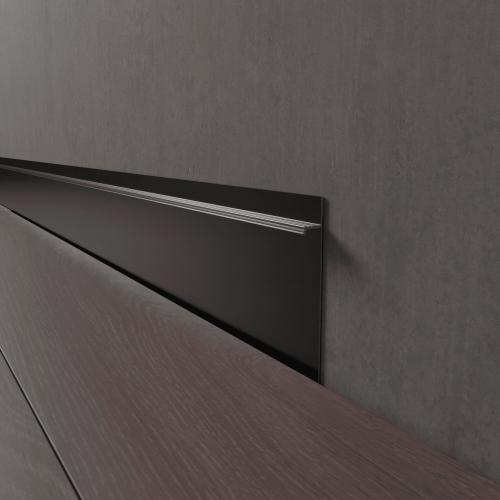 Плинтус Luxury Wood Decor скрытый Скрытый плинтус Черный муар/RAL 9005 80мм