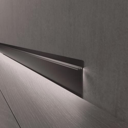 Плинтус Luxury Wood Decor скрытый Скрытый плинтус под подсветку Черный муар RAL 9005 60мм