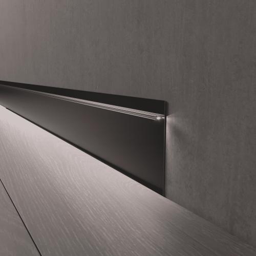 Плинтус Luxury Wood Decor скрытый Скрытый плинтус под подсветку Черный муар/RAL 9005 80мм